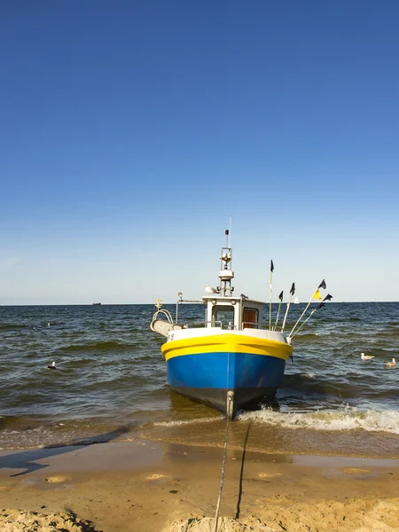 Барвисті риболовних суден на пляжі Балтійського моря — стокове фото