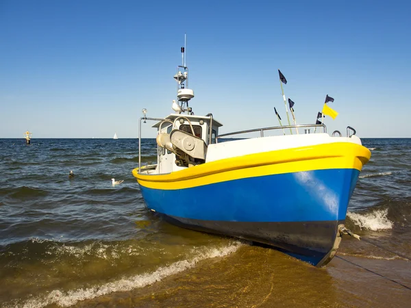 Barcos de pesca coloridos na praia do Mar Báltico — Fotografia de Stock