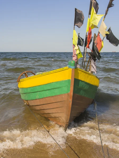 Барвисті риболовних суден на пляжі Балтійського моря — стокове фото