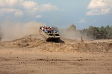 Askeri zırhlı araç turist eğitim alanı alır.