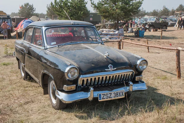 O carro soviético histórico, um Volga preto — Fotografia de Stock