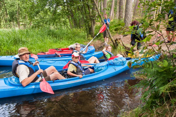 Canoistas con chalecos salvavidas preparándose para salir del banco — Foto de Stock