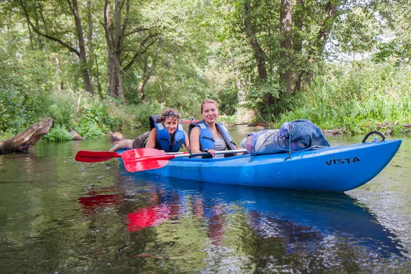 Le groupe de kayaks descendant la rivière entre les arbres renversés — Photo