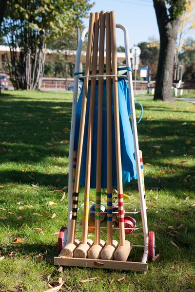 Een set van houten hamers en ballen op een speciale Transportkar een spel van croquet. — Stockfoto