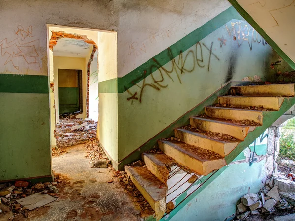 Klomino. Opuštěné sovětské město, zničených schodiště. — Stock fotografie