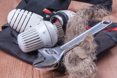 Radyatör termostat. Profesyonel tesisat araçları ve mühürler işyerinde yerleştirilir