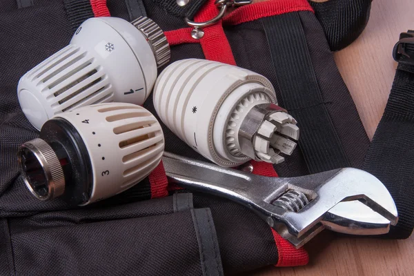 Radiator thermostat. Professional plumbing tools and seals placed in the workplace — Stock Photo, Image