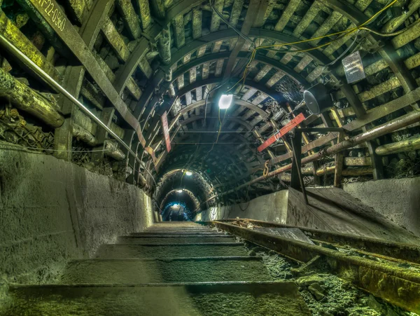 Uma mina de carvão. Escadas em um túnel de mina — Fotografia de Stock