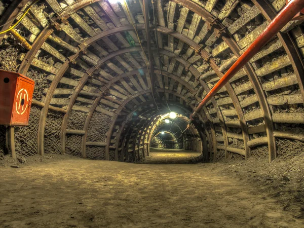 Uma mina de carvão. No túnel de uma mina — Fotografia de Stock