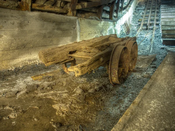 Uma mina de carvão. Velho caminhão enferrujado em um túnel de uma mina . — Fotografia de Stock