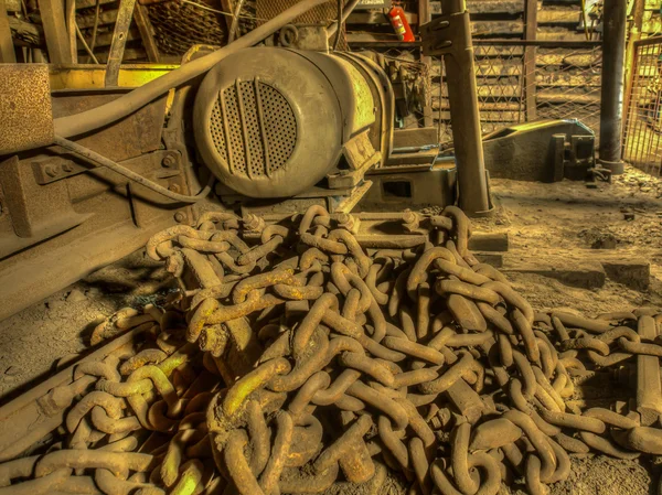 Eine riesige rostige Stahlkette in einem Kohlebergwerk. — Stockfoto