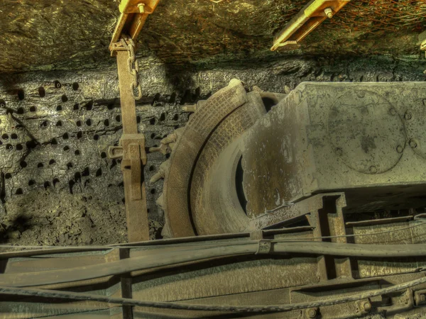 Ruda Slaska, Polonia - 05 de noviembre de 2015: Una máquina esquiladora que trabaja en una mina de carbón . — Foto de Stock