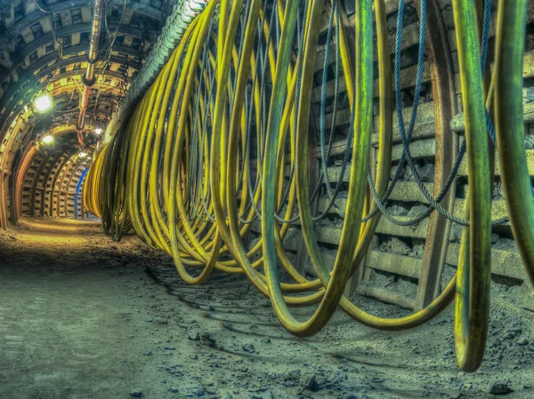 El estrecho paso en un túnel de mina de carbón — Foto de Stock