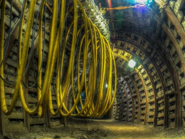 El estrecho paso en un túnel de mina de carbón — Foto de Stock