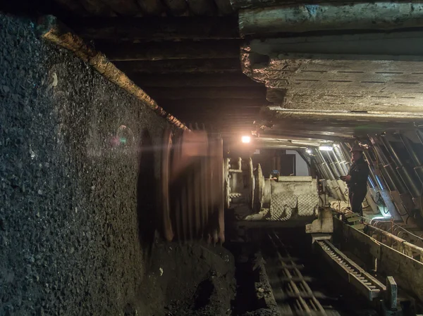 : Una máquina esquiladora que trabaja en una mina de carbón . — Foto de Stock