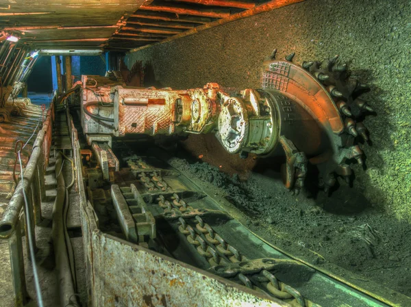 Una máquina esquiladora que trabaja en una mina de carbón . — Foto de Stock