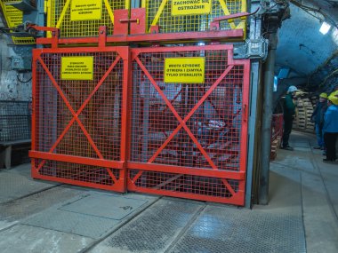 İnsanlar benim bekleyen bir asansör boşluğunda kömür için kask giyen