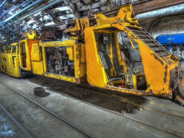 Un tren para transportar mineros y carbón en una mina de carbón . — Foto de Stock