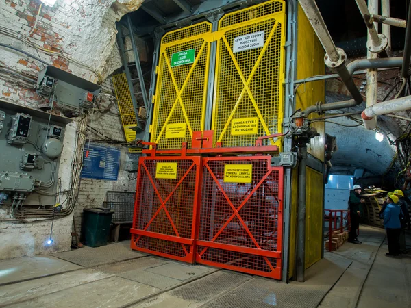  İnsanlar benim bekleyen bir asansör boşluğunda kömür için kask giyen