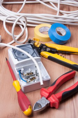 Elektrikli aletleri ve Aksamları kabloları ve Sigortalar Instalation sırasında
