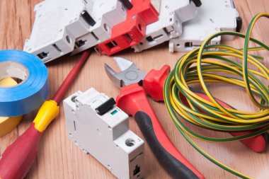 Elektrikli aletleri ve Aksamları kabloları ve Sigortalar Instalation sırasında