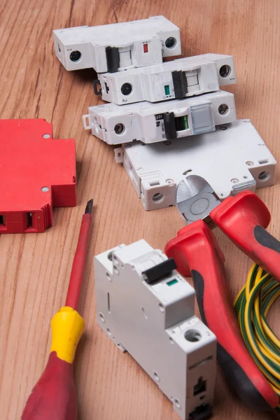 Elektrische Geräte und Zubehör während der Installation von Kabeln und Sicherungen — Stockfoto