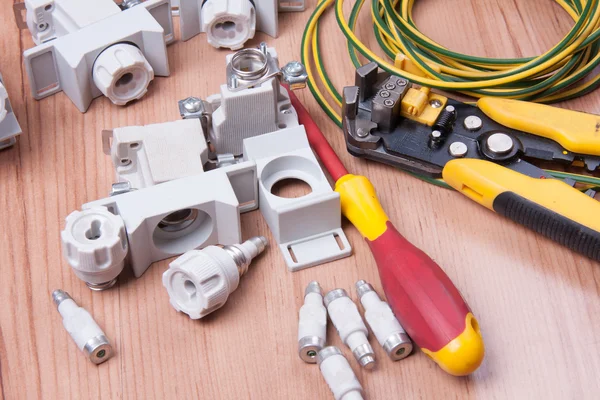 Dispositivi e accessori elettrici durante l'installazione di cavi e fusibili — Foto Stock