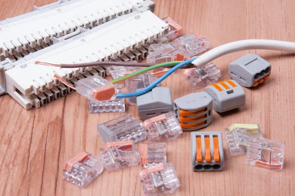 Elektrische Geräte und Zubehör während der Installation von Kabeln und Sicherungen — Stockfoto