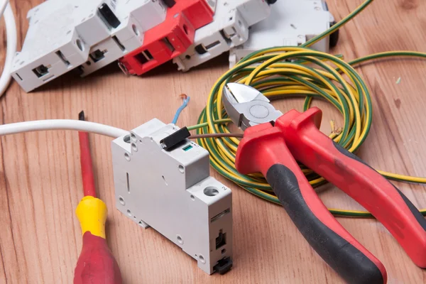 Elektrische apparaten en accessoires tijdens instalation kabels en zekeringen Stockfoto