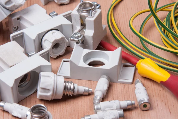 Elektrische apparaten en accessoires tijdens instalation kabels en zekeringen Stockafbeelding
