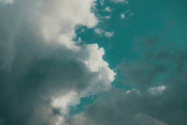 Gökyüzünde güzel beyaz kabarık bulutlar