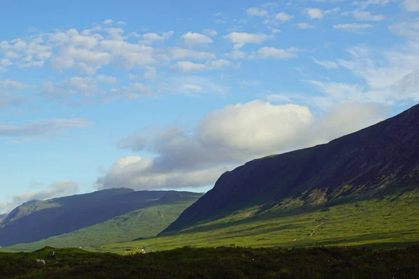 Туманные Облака Над Горой Шотландия Полна Красивых Ландшафтов Смотрели Красота — стоковое фото