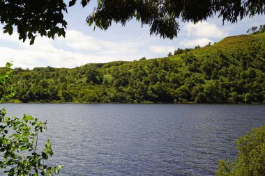 Ziyaretçi merkezi sakin bir şekilde Loch Awe 'nin kıyısında yer almaktadır. Büyüleyici manzara sizi orada güzel bir gün geçirmeye davet ediyor. İskoçya nereye bakarsan bak güzel manzaralarla doludur. Doğanın güzelliğini kelimelere dökmek zordur..