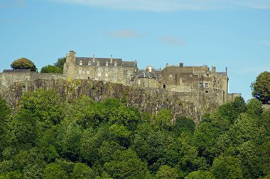 Stirling Kalesi, Schlossberg 'deki Stirling' in Eski Kasabası 'nın üzerinde yer almaktadır. Volkanik kökenli yüksek bir tepe..