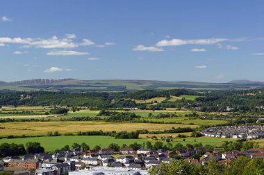 Stirling Kalesi, Schlossberg 'deki Stirling' in Eski Kasabası 'nın üzerinde yer almaktadır. Volkanik kökenli yüksek bir tepe..