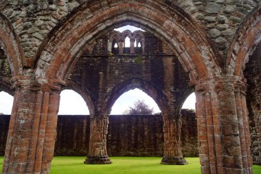 Manastır Perisi, İskoçya 'da eski bir manastır. İskoçya 'nın güneybatısında, Dumfries ve Galloway ilçelerinin yaklaşık 13 km güneyinde, Yeni Abbey köyünün yakınlarında yer almaktadır..
