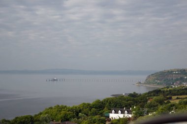 Blackhead Deniz Feneri 'nin manzarası. Blackhead Deniz Feneri, 20. yüzyılın başında Kuzey İrlanda 'nın Antrim ilçesinde Whithead yakınlarında inşa edilmiş bir deniz feneridir..
