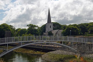 Kuzey İrlanda 'da kilise manzaralı küçük bir köprü.