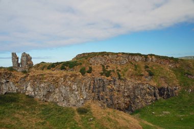 Dunseverick Şatosu, Kuzey İrlanda 'nın Antrim ilçesindeki bir şatonun harabesidir..