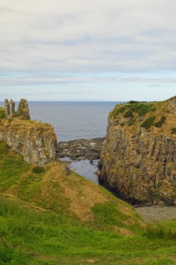 Dunseverick Şatosu, Kuzey İrlanda 'nın Antrim ilçesindeki bir şatonun harabesidir..