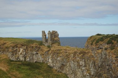 Dunseverick Şatosu, Kuzey İrlanda 'nın Antrim ilçesindeki bir şatonun harabesidir..