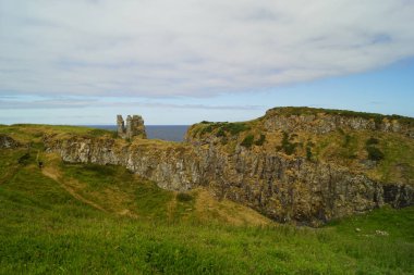 Dunseverick Şatosu, Kuzey İrlanda 'nın Antrim ilçesindeki bir şatonun harabesidir..