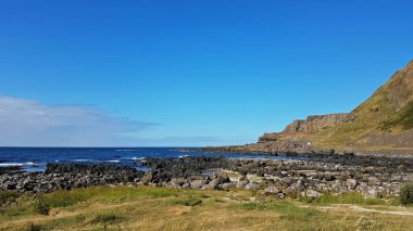 Dev Geçidi yaklaşık olarak 40 bin tek biçimli bazalt sütundan oluşur ve bu sütunlar yaklaşık 60 milyon yaşındadır..