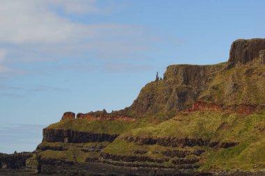 Dev Geçidi yaklaşık olarak 40 bin tek biçimli bazalt sütundan oluşur ve bu sütunlar yaklaşık 60 milyon yaşındadır..