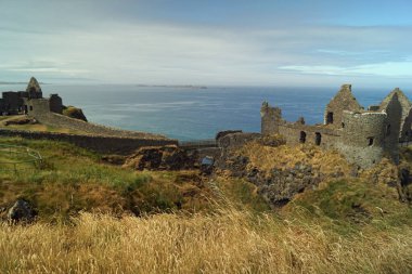 Dunluce Şatosu, İrlanda 'da bir ortaçağ şatosunun en büyük kalıntılarından biridir..