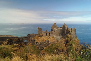 Dunluce Şatosu, İrlanda 'da bir ortaçağ şatosunun en büyük kalıntılarından biridir..