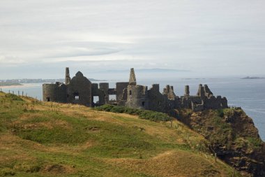 Dunluce Şatosu, İrlanda 'da bir ortaçağ şatosunun en büyük kalıntılarından biridir..