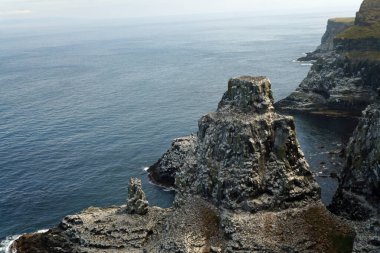Rathlin Adası bir günlük gezi için ideal. Yalnızlık ve sükunetin tadını çıkarmak için. İyi havada İskoçya 'ya kadar görebilirsiniz. Ada birçok kuşa ve foka ev sahipliği yapar..