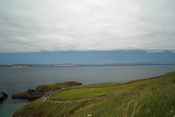 カリック レッド島 Carrick Rede 北アイルランドのアントリム州のバリキャッスルとバリノトイの間にある島である 島は本土と無人島への吊り橋で結ばれています — ストック写真