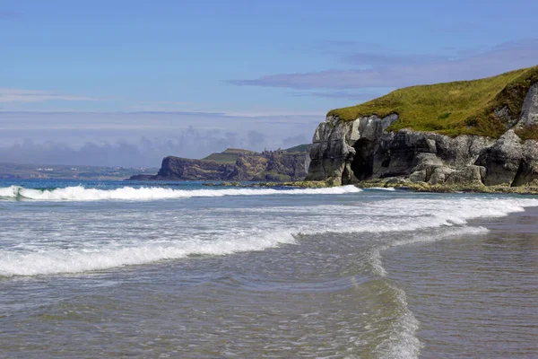 Playa Está Justo Lado Ruta Costera Calzada Tiene Una Impresionante — Foto de Stock